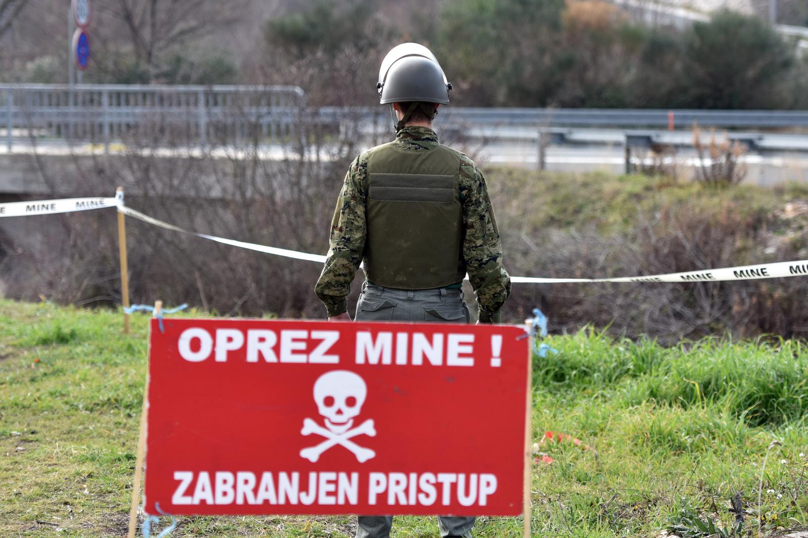 30.01.2018., Skradin - Zbog razminiranja u blizini izlaza s autoceste A-1 zatvoren je za promet izlaz - cvor Skradin. Promet se odvija obilazno. rPhoto: Hrvoje Jelavic/PIXSELL