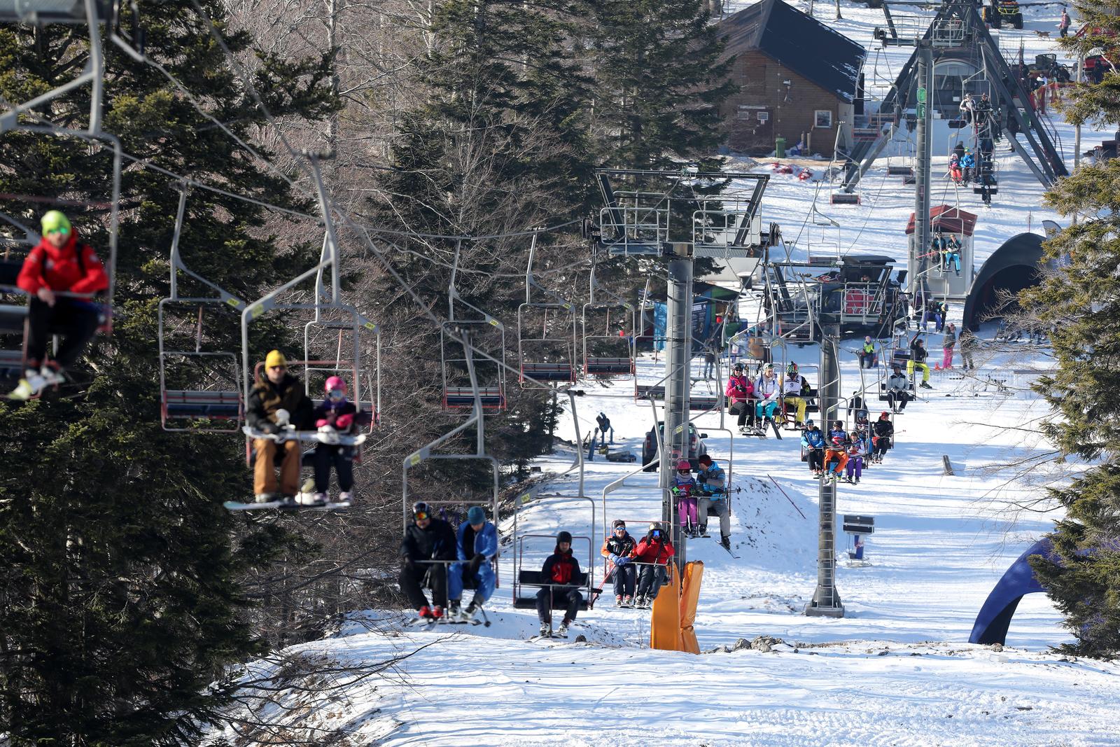 30.01.2022., Platak - Mnogobrojni skijasi iz cijele Hrvatske posjecuju skijaliste na Platku. Photo: Goran Kovacic/PIXSELL