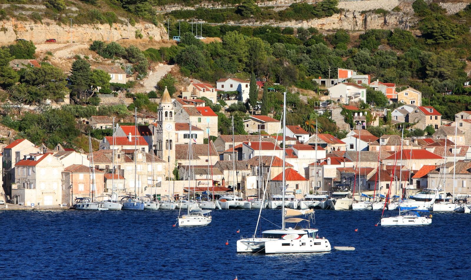 29.08.2021., Vis - Pogled na grad Vis sa mora. Photo: Kristina Stedul Fabac/PIXSELL