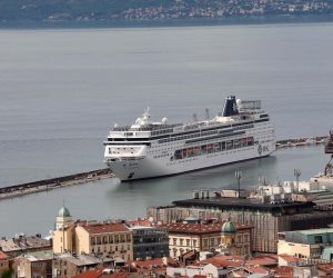30.09.2022., Rijeka - Turisticki brod cruiser MSC Sinfonia uplovio je u rijecku luku i vezan je na lukobranu Mololongo. Putnici turisti krecu u rezgledavanje grada.
  Photo: Goran Kovacic/PIXSELL