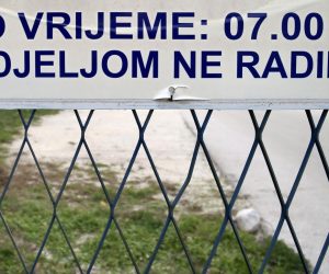 30.12.2018., Split - Natpis Ne radimo nedjeljom.r"nr"nPhoto: Ivo Cagalj/PIXSELL