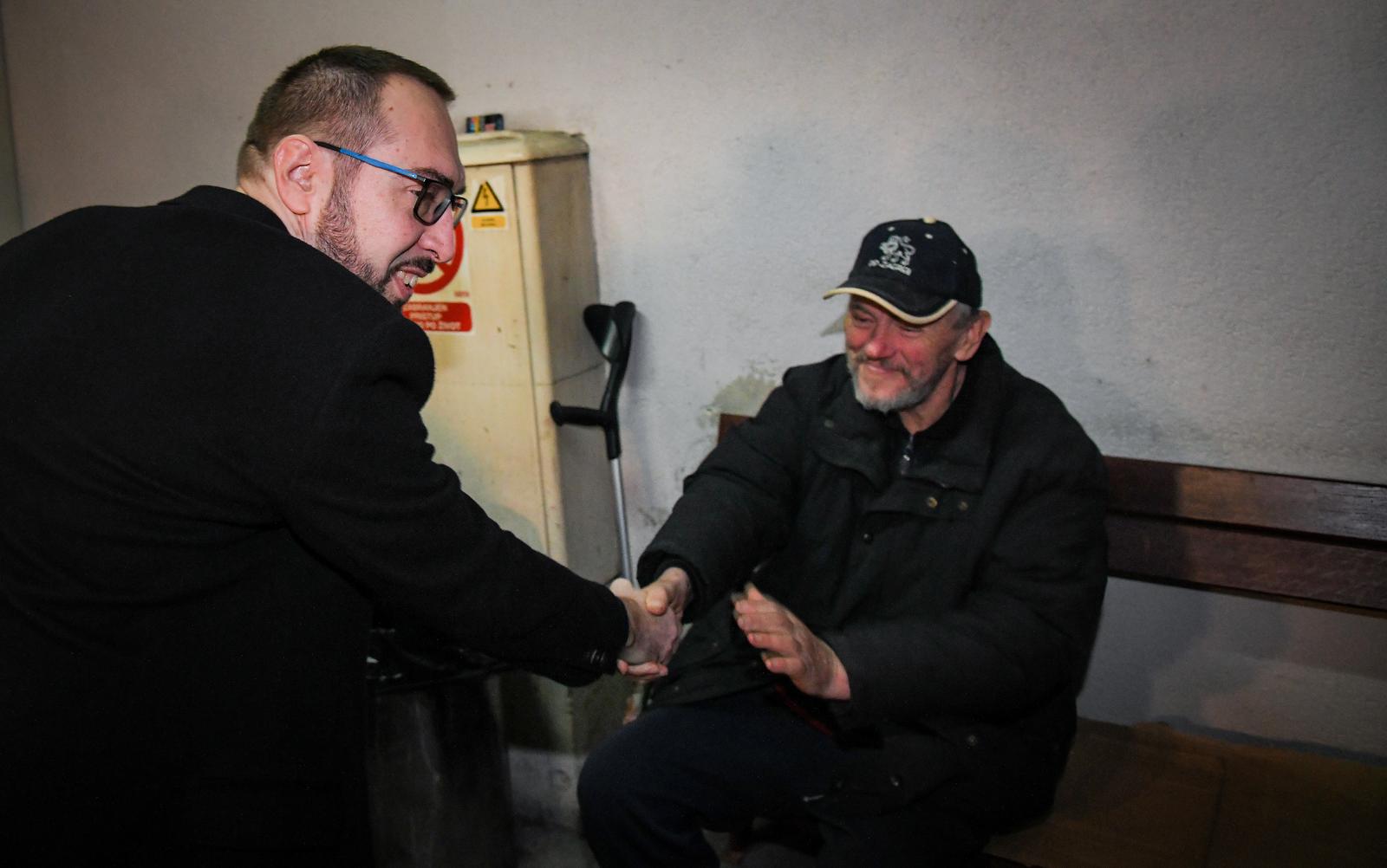 31.12.2022., Zagreb - Gradonacelnik Grada Zagreba Tomislav Tomasevic u obilasku dezurnih sluzbi uoci Nove Godine. Gradonacelnik Tomislav Tomasevic u Prihvatiliste u Crvenog kriza u Kosnici.   Photo: Josip Regovic/PIXSELL