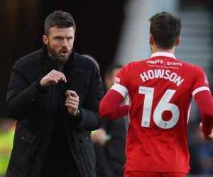 Soccer Football - FA Cup Third Round - Middlesbrough v Brighton & Hove Albion - Riverside Stadium, Middlesbrough, Britain - January 7, 2023 Middlesbrough manager Michael Carrick gives instructions to Middlesbrough's Jonny Howson Action Images via Reuters/Lee Smith Photo: Lee Smith/REUTERS