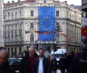 16.12.2022., Sarajevo, Bosna i Hercegovina - Povodom dobijanja kandidatskog statusa u Titovoj ulici u Sarajevu postavljana velika zastava EU. Photo: Armin Durgut/PIXSELL