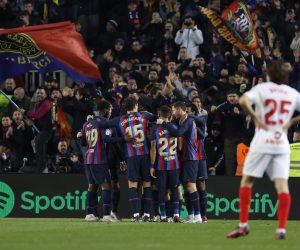 epa10449749 FC Barcelona's players celebrate the 2-0 goal during the Spanish LaLiga soccer match between FC Barcelona and Sevilla FC at Camp Nou stadium in Barcelona, Spain, 05 February 2023.  EPA/Toni Albir
