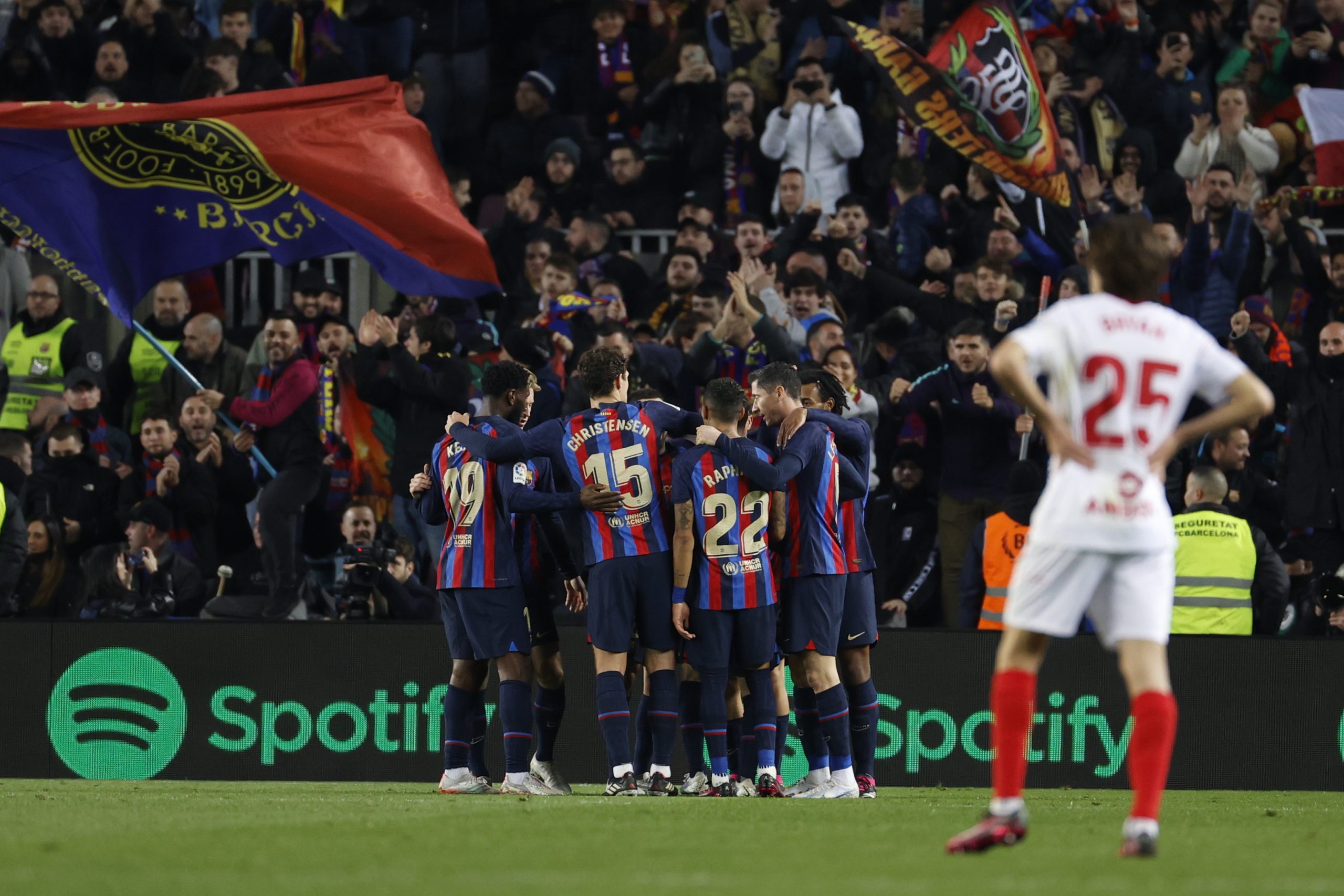 epa10449749 FC Barcelona's players celebrate the 2-0 goal during the Spanish LaLiga soccer match between FC Barcelona and Sevilla FC at Camp Nou stadium in Barcelona, Spain, 05 February 2023.  EPA/Toni Albir