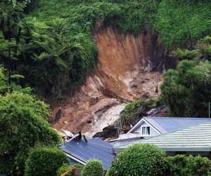 epaselect epa10437191 A house is damaged after a landslide, in Tauranga, New Zealand, 29 January 2023.  EPA/Cameron Avery  EDITORIAL USE ONLY AUSTRALIA AND NEW ZEALAND OUT