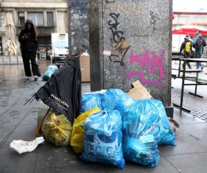 24.01.2023., Zagreb - Koliko ima istine u izjavi Davora Vica, sefa podruznice Cistoca ZG Holdinga, da je strajk radnika prekinut pokazuju jutrosnje slike iz centra Zagreb gdje se kao i jucer i danas moze vidjeti neodvezeno smece. Radnici Cistoce nastavljaju strajk dok se ne ispune njihovi zahtjevi vezani na otkaze trojici kolega i povecanje placa. Photo: Patrik Macek/PIXSELL