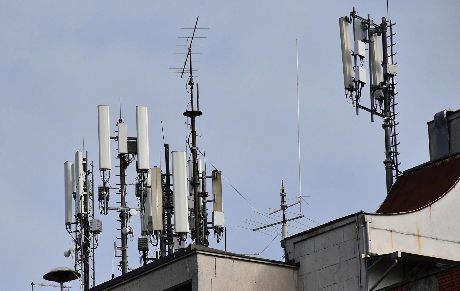 19.10.2021., Slavonski Brod -  Na stambenim zgradama sve je vise antenskih sustava mobilnih telekomunikacijskih operatera. Photo: Ivica Galovic/PIXSELL