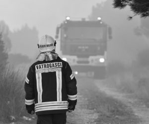 Veliki požar kod mjesta Grebaštica zatvorio jadransku magistralu 23.02.2019., Grebastica - Zbog jake bure doslo je do velikog pozara kod mjesta Grebastica, pa je zatvorena jadranska magistrala. Photo: Hrvoje Jelavic/PIXSELL