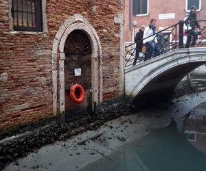 epa10473375 An internal canal during a low tide in Venice, Italy, 17 February 2023. Venice has been struggling for many days with a low tide, which is beginning to create serious problems also for navigability.  EPA/ANDREA MEROLA