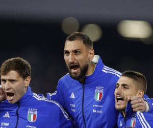 Neapel, Italien, 23.03.2023: Nicolò Barella (Italy), Gianluigi Donnarumma (Italy) and Marco Verratti (Italy) Singen während der Nationalhymne waehrend des Qualifikationsspiels der Gruppe C fuer die UEFA Europameisterschaft 2024 zwischen Italien vs England, Italien vs England im Stadio Diego Armando Maradona am 23. March 2023 in Neapel, Italien. (Foto von Matteo Ciambelli/DeFodi Images)

Naples, Italy, 23.03.2023: Nicolò Barella (Italy), Gianluigi Donnarumma (Italy) and Marco Verratti (Italy) singing during the national anthem during the qualification match of Group C for the UEFA Euopean Championship 2024 between Italy vs England at Stadio Diego Armando Maradona on March 23, 2023 in Naples, Italy. (Photo by Matteo Ciambelli/DeFodi Images)