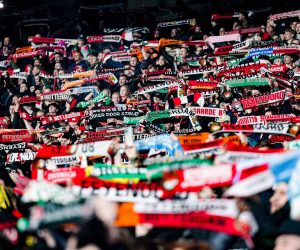 ROTTERDAM, 04-03-2023, Stadium de Kuip, UEFA Europa League Football, season 2022 / 2023, Match between Feyenoord and Shakhtar Donetsk , Fans singing in with scarves Feyenoord - Shakhtar Donetsk PUBLICATIONxNOTxINxNED x20233059x Copyright:
