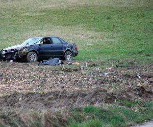 Pregrada, 11.3.2008 - U slijetanju osobnog automobila na cesti u Buinu kod Pregrade u utorak oko 16,10 sati poginula je Vesna Puklin (34) iz Gornje Plemenæine. Nesretna je ena bila suputnica u audiju koji je najvjerojatnije zbog prevelike brzine sletio s mokre i skliske ceste i zavrio na oblinjoj livadi. Prema informaciji iz PU krapinsko- zagroske, vie podataka o nesreæi saznat æe se nakon oèevida.
foto FaH