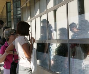 Zagreb, 17.08.2012 - Arhivska fotografija od dana 17.08.2012. prikazuje ljude kako gledaju popis slobodnih radnih mjesta ispred zgrade HZZ-a u Zagrebu
foto FaH/ Lana SLIVAR DOMINIÆ/ t