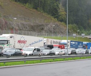 Ljubljana, 27.09.2010 - Zbog trajka slovenskih javnih slubenika u kojemu izmeðu ostalih sudjeluju carinici i policija od jutros dolazi do zastoja na graniènim prijelazima sa Slovenijom, najvie u teretnom prometu. Kako je jutros objavio slovenski centar za prometne informacije, na ulazak u Sloveniju preko graniènog prijelazu Macelj-Grukovje teretna vozila èekaju u prosjeku 4 sata, na graniènom prijelazu Bregana-Obreje jedan sat, a na prijelazu Pasjak-Starod dva sata. Neto manje, od 15 minuta do jedan sat, na razlièitim graniènim prijelazima, èeka se i na ulazak u Sloveniju osobnim vozilima. Na slici kolona vozila na graniènom prijelazu Macelj-Grukovje
foto FaH/ STA/ Andreja Sersen Dobaj
