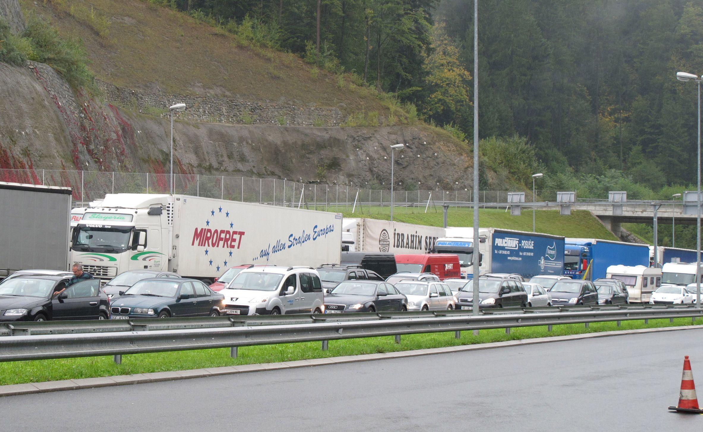 Ljubljana, 27.09.2010 - Zbog trajka slovenskih javnih slubenika u kojemu izmeðu ostalih sudjeluju carinici i policija od jutros dolazi do zastoja na graniènim prijelazima sa Slovenijom, najvie u teretnom prometu. Kako je jutros objavio slovenski centar za prometne informacije, na ulazak u Sloveniju preko graniènog prijelazu Macelj-Grukovje teretna vozila èekaju u prosjeku 4 sata, na graniènom prijelazu Bregana-Obreje jedan sat, a na prijelazu Pasjak-Starod dva sata. Neto manje, od 15 minuta do jedan sat, na razlièitim graniènim prijelazima, èeka se i na ulazak u Sloveniju osobnim vozilima. Na slici kolona vozila na graniènom prijelazu Macelj-Grukovje
foto FaH/ STA/ Andreja Sersen Dobaj