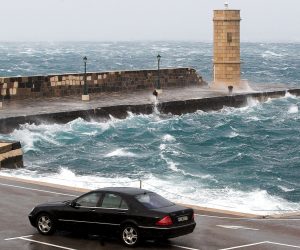 Zagreb, 28.10.2012.- Arhivska fotografija od 17.11.2007. godine prikazuje svjetionik u Senju. Zbog olujnog vjetra za sav promet zatvorena je dionica autoceste A6 Kikovica-Delnice, u oba smjera, a autocesta A1 Gornja Ploèa-Maslenica i cesta D 54 Maslenica-Zaton Obrovaèki otvorene su za sve skupine vozila, javio je Hrvatski autoklub (HAK) u 16,30 sati. Zbog jake bure samo osobna vozila smiju voziti dionicama Jadranske magistrale (D8) od Bakra do Senja i od Karlobaga do Svete Marije Magdalene i Pakim mostom.
foto FaH/ Damir SENÈAR/ ua