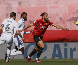 epa10448779 Real Madrid's defenders Nacho Fernandez (L) and Antonio Rudger (C) vie for the ball with Mallorca's forward Vedat Muriqi (R) during the Spanish LaLiga soccer match between RCD Mallorca and Real Madrid, in Mallorca, Spain, 05 February 2023.  EPA/CATI CLADERA