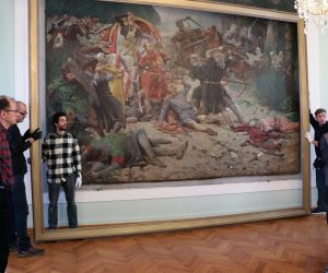 Ðakovo, 23.2.2023.- Djelatnici Hrvatskog restauratorskog zavoda i Galerije Kloviæevi dvori iz Zagreba nizom paljivih zahvata skinuli su po prvi puta sliku Bitka kod Gorjana Otona Ivekoviæa sa zida Male vijeænice Grada Ðakova i odnijeli je iz nje za potrebe skoranje izlobe u Zagrebu. 
foto HINA/ Suzana upan/ ua