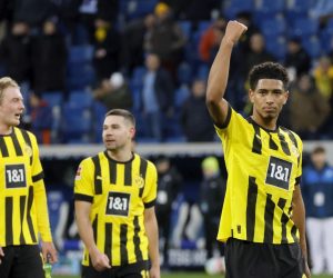 epa10490607 Dortmund's Jude Bellingham (R) celebrates after winning the German Bundesliga soccer match between TSG 1899 Hoffenheim and Borussia Dortmund in Sinsheim, Germany, 25 February 2023.  EPA/RONALD WITTEK CONDITIONS - ATTENTION: The DFL regulations prohibit any use of photographs as image sequences and/or quasi-video.