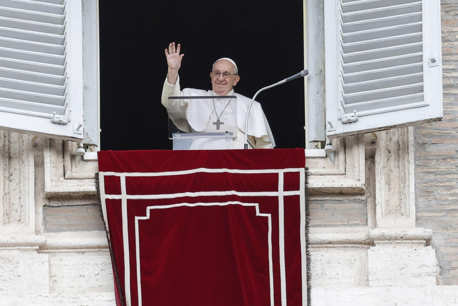 epa10491944 Pope Francis during the Angelus prayer in St. Peter's Square, Vatican City, 26 February 2023.  EPA/GIUSEPPE LAMI
