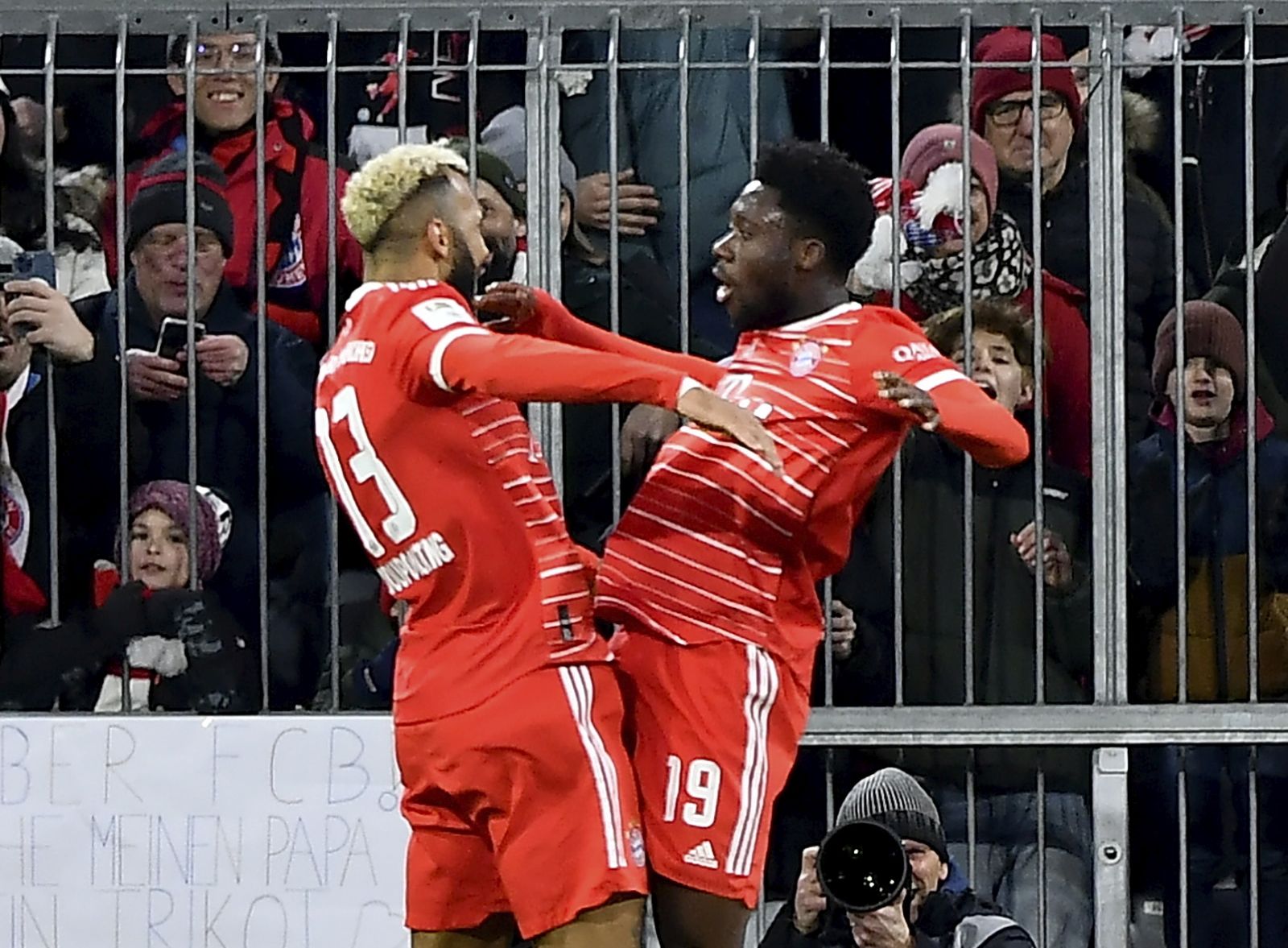 epa10492650 Munich's Eric Maxim Choupo-Moting (L) celebrates with teammates after scoring the 1-0 lead during the German Bundesliga soccer match between FC Bayern Munich and 1. FC Union Berlin in Munich, Germany, 26 February 2023.  EPA/ANNA SZILAGYI CONDITIONS - ATTENTION: The DFL regulations prohibit any use of photographs as image sequences and/or quasi-video.