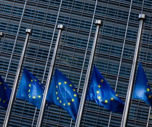 epa10496789 European flags at half mast after train collision in Greece at the European Commission headquarters in Brussels, Belgium, 01 March 2023. A head-on collision between a passenger train and a freight train near Larissa in Greece has left at least 36 people dead.  EPA/STEPHANIE LECOCQ