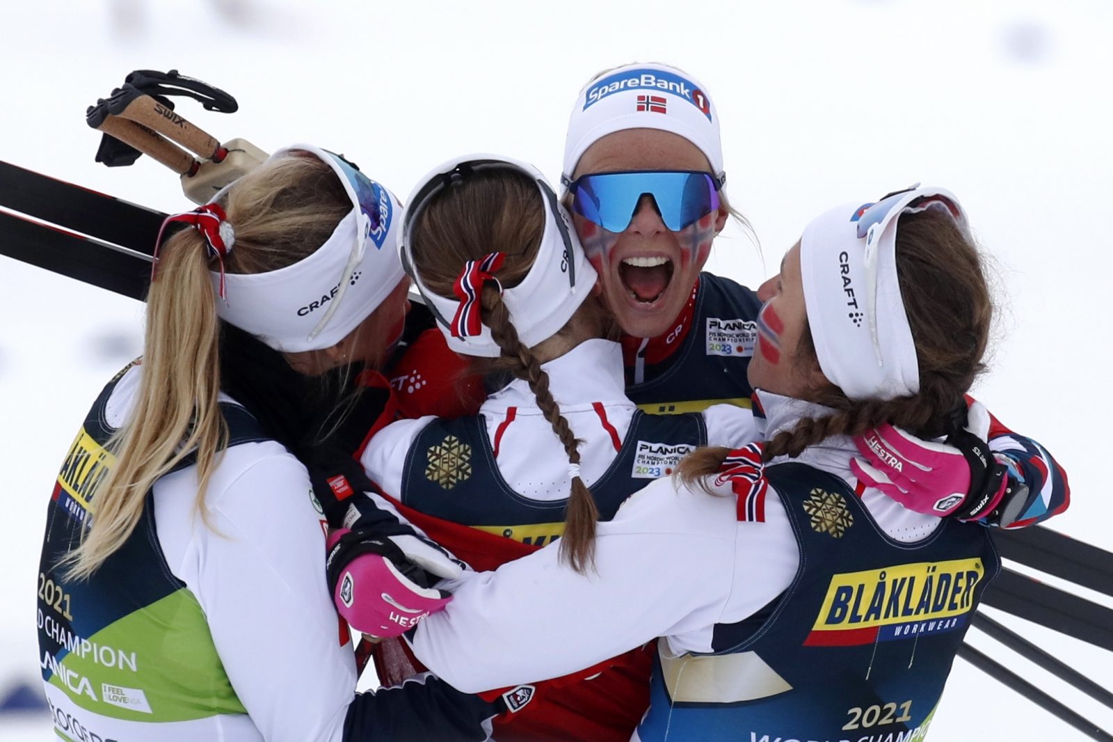 epa10498582 The team of Norway celebrate after winning the Team Women's Relay 4x5km cross-country skiing competition at the FIS Nordic Skiing World Championships in Planica, Slovenia, 02 March 2023.  EPA/ANTONIO BAT