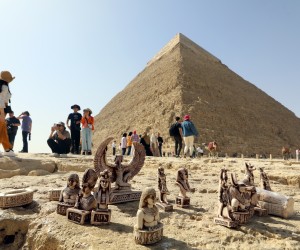 epa10498624 Tourists visit the Giza Plateau, home of the Great Pyramids of Giza, in Giza, Egypt, 02 February 2023. The Egyptian Ministry of Antiquities and the Scan Pyramids project team announced they have discovered the presence of a corridor in the pyramid of Cheops, that could lead to the funerary chamber of the pharaoh, until now a mystery, since his mummy has not yet been found.  EPA/KHALED ELFIQI