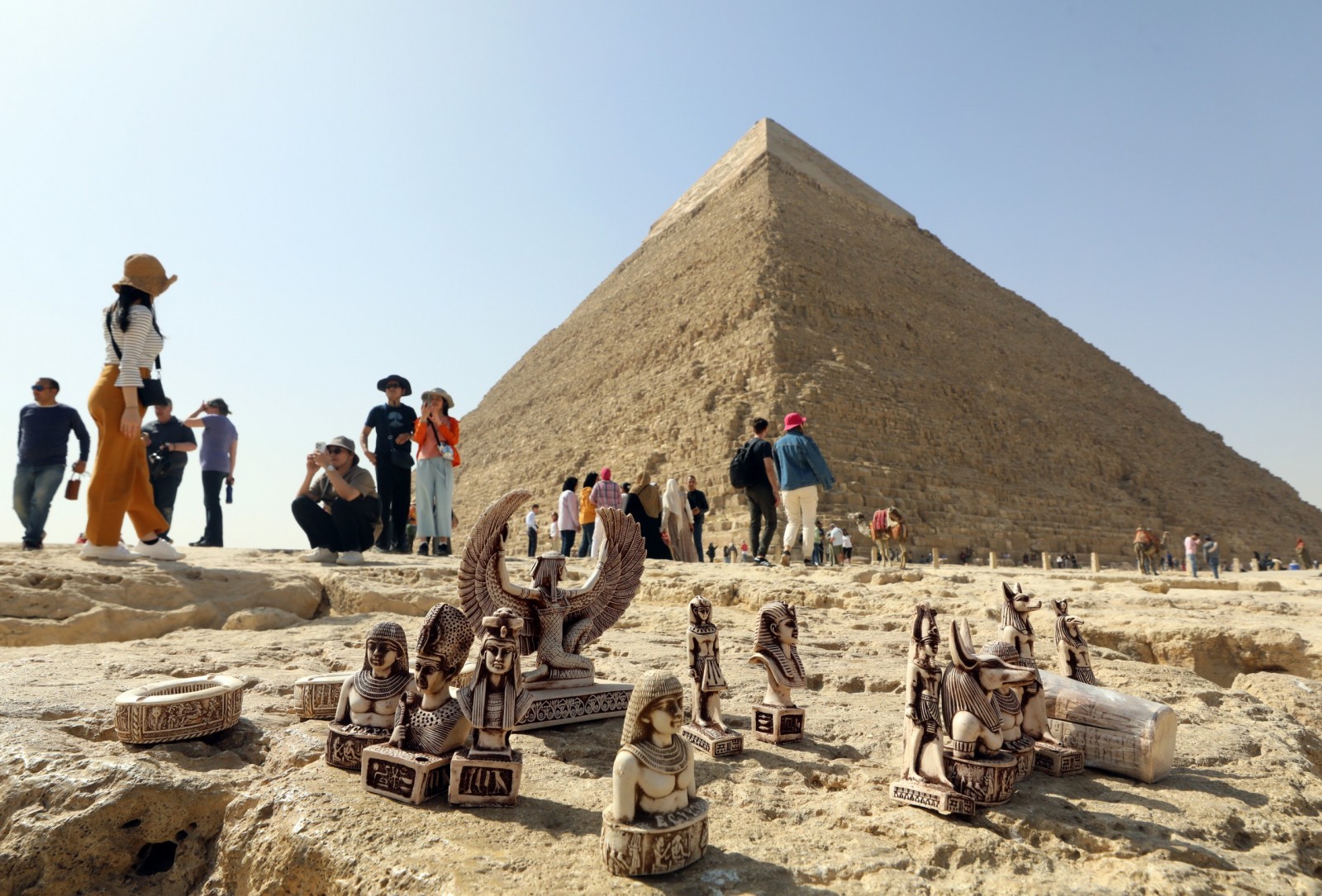 epa10498624 Tourists visit the Giza Plateau, home of the Great Pyramids of Giza, in Giza, Egypt, 02 February 2023. The Egyptian Ministry of Antiquities and the Scan Pyramids project team announced they have discovered the presence of a corridor in the pyramid of Cheops, that could lead to the funerary chamber of the pharaoh, until now a mystery, since his mummy has not yet been found.  EPA/KHALED ELFIQI