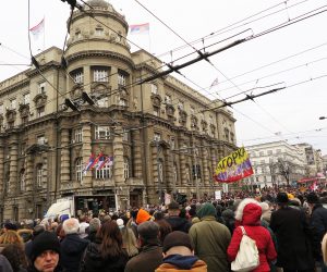 Beograd, 02.03.2023. - Više od tisuću i pol ljudi okupilo se u četvrtak ispred srbijanske vlade na prosvjedu podrške dvjema smijenjenim tužiteljicama koje su radile na slučaju korupcije u Elektroprivredi Srbije (EPS). Sa skupa je upućen zahtjev za smjenom državne tužiteljice i šefa Višeg javnog tužiteljstva (VJT). foto HINA/ Velimir ILIĆ/ ml