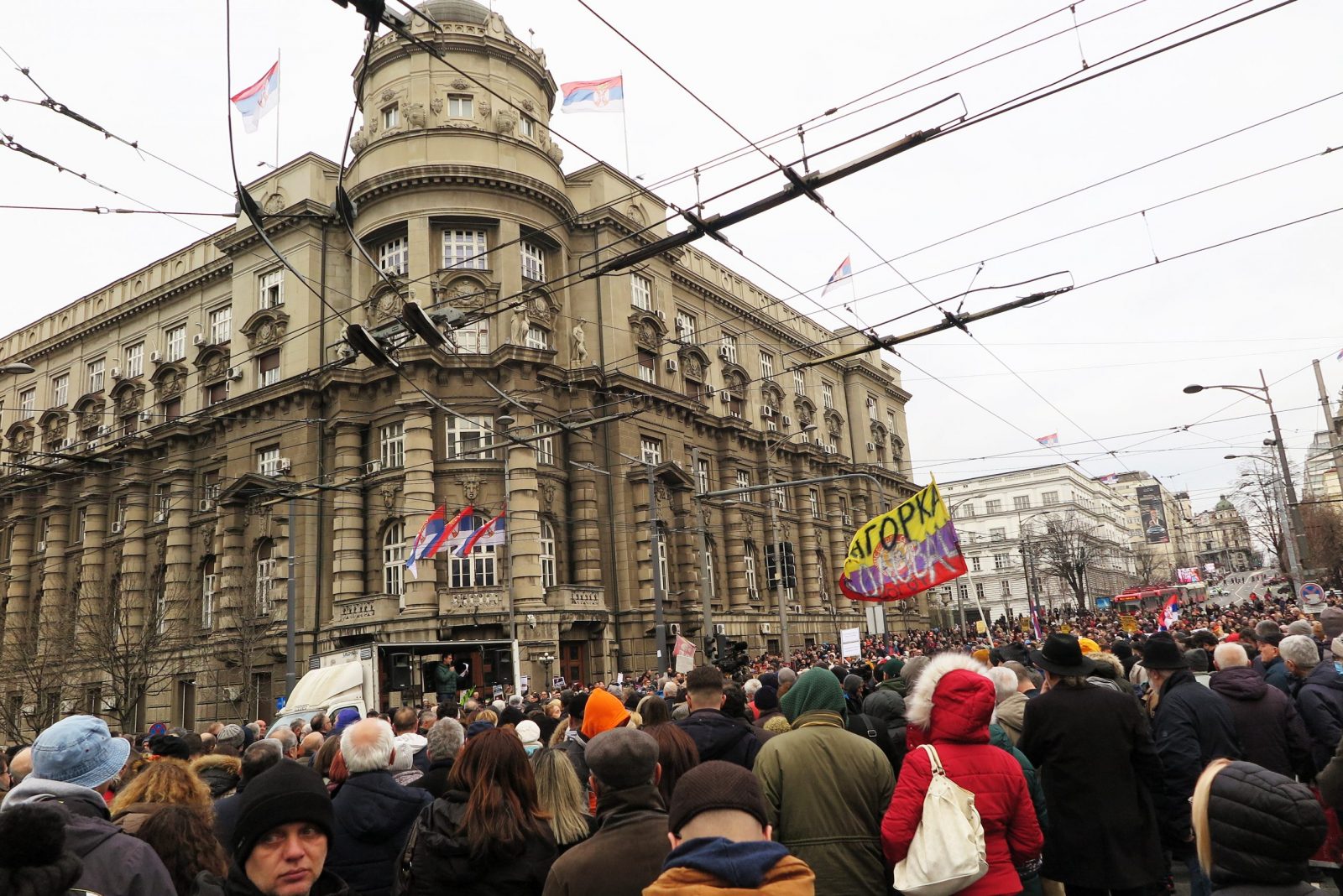 Beograd, 02.03.2023. - Više od tisuću i pol ljudi okupilo se u četvrtak ispred srbijanske vlade na prosvjedu podrške dvjema smijenjenim tužiteljicama koje su radile na slučaju korupcije u Elektroprivredi Srbije (EPS). Sa skupa je upućen zahtjev za smjenom državne tužiteljice i šefa Višeg javnog tužiteljstva (VJT). foto HINA/ Velimir ILIĆ/ ml