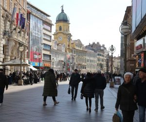 Rijeka,03.03.2023.- Nakon nekoliko dana orkanskih bura i hladnog vremena u petak je osvanuo sunèani dan bez bure te mnoge rijeèanke i rijeèane na etnju Korzom i ispijanju kave na sunèanim terasama.