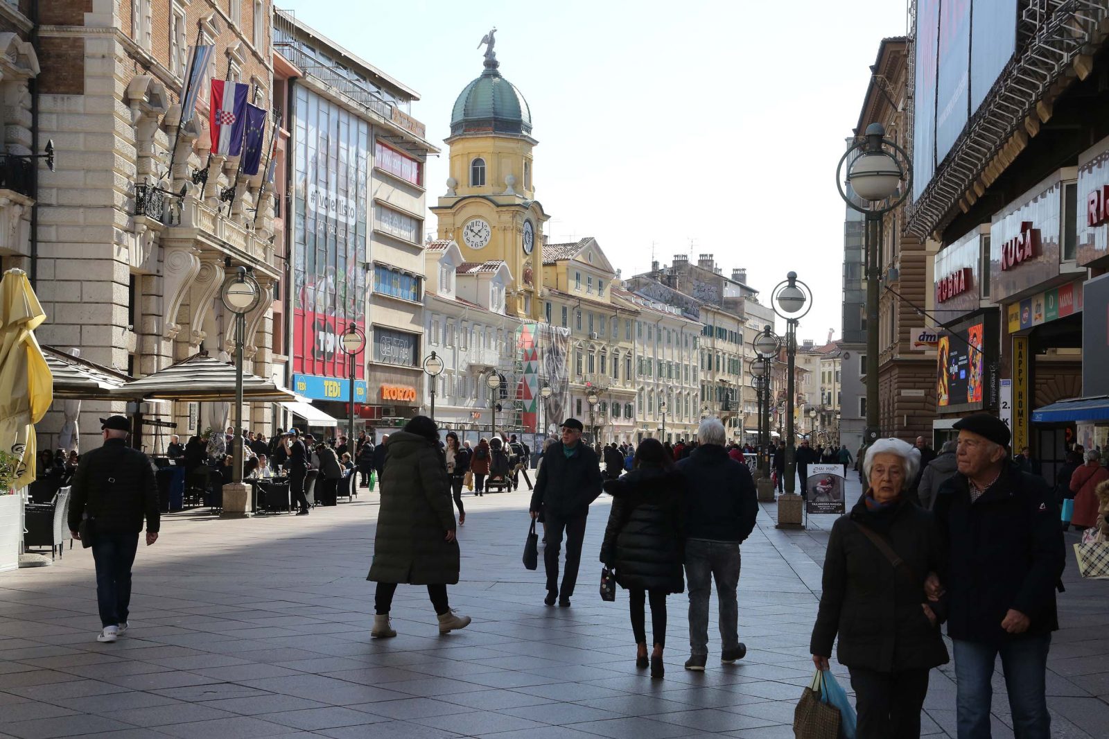 Rijeka,03.03.2023.- Nakon nekoliko dana orkanskih bura i hladnog vremena u petak je osvanuo sunèani dan bez bure te mnoge rijeèanke i rijeèane na etnju Korzom i ispijanju kave na sunèanim terasama.