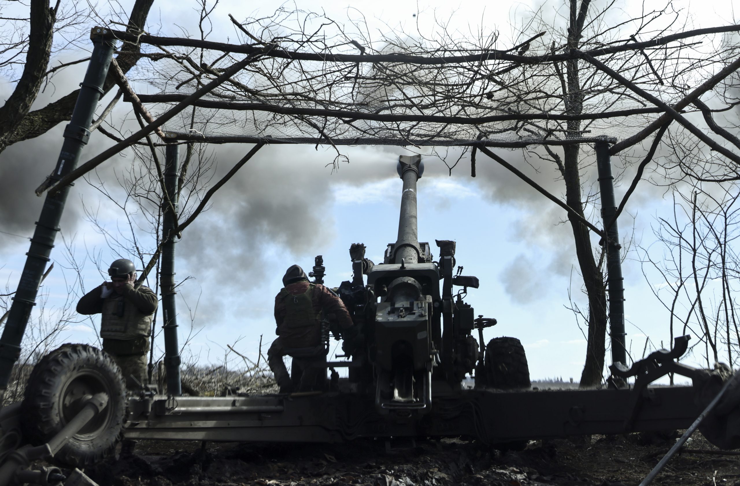 epa10500960 Ukrainian soldiers fire a FH70 howitzer from their position in the Zaporizhzhia area, Ukraine, 02 March 2023 (issued 03 March 2023) Russian troops entered Ukrainian territory on 24 February 2022, starting a conflict that has provoked destruction and a humanitarian crisis.  EPA/STR