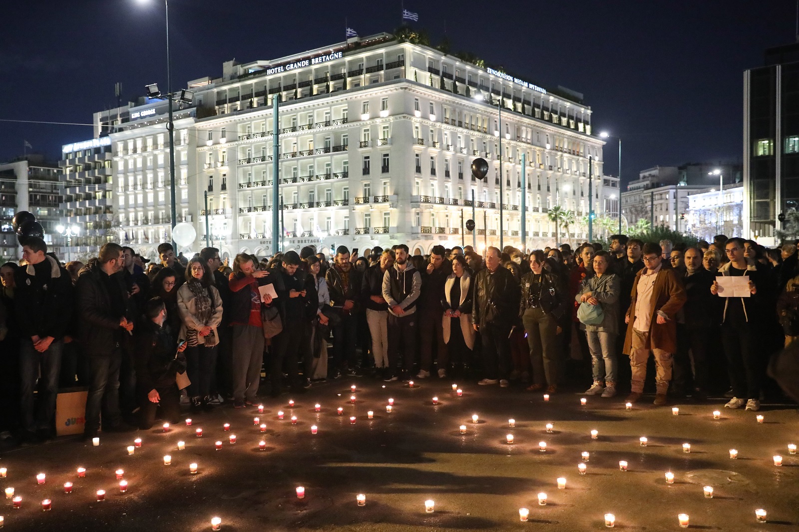 epaselect epa10501436 People lght candles in honor of the 57 victims of Greece's deadliest train crash, during a protest in front of Parliament in Athens, Greece, 03 March 2023. The death toll of the train collision that occurred on the Athens-Thessaloniki line has risen to 57, a Hellenic Police spokesperson confirmed on 02 March 2023. The collision between a passenger train traveling north and a freight train traveling south on the same line occurred on 28 February night.  EPA/GEORGE VITSARAS