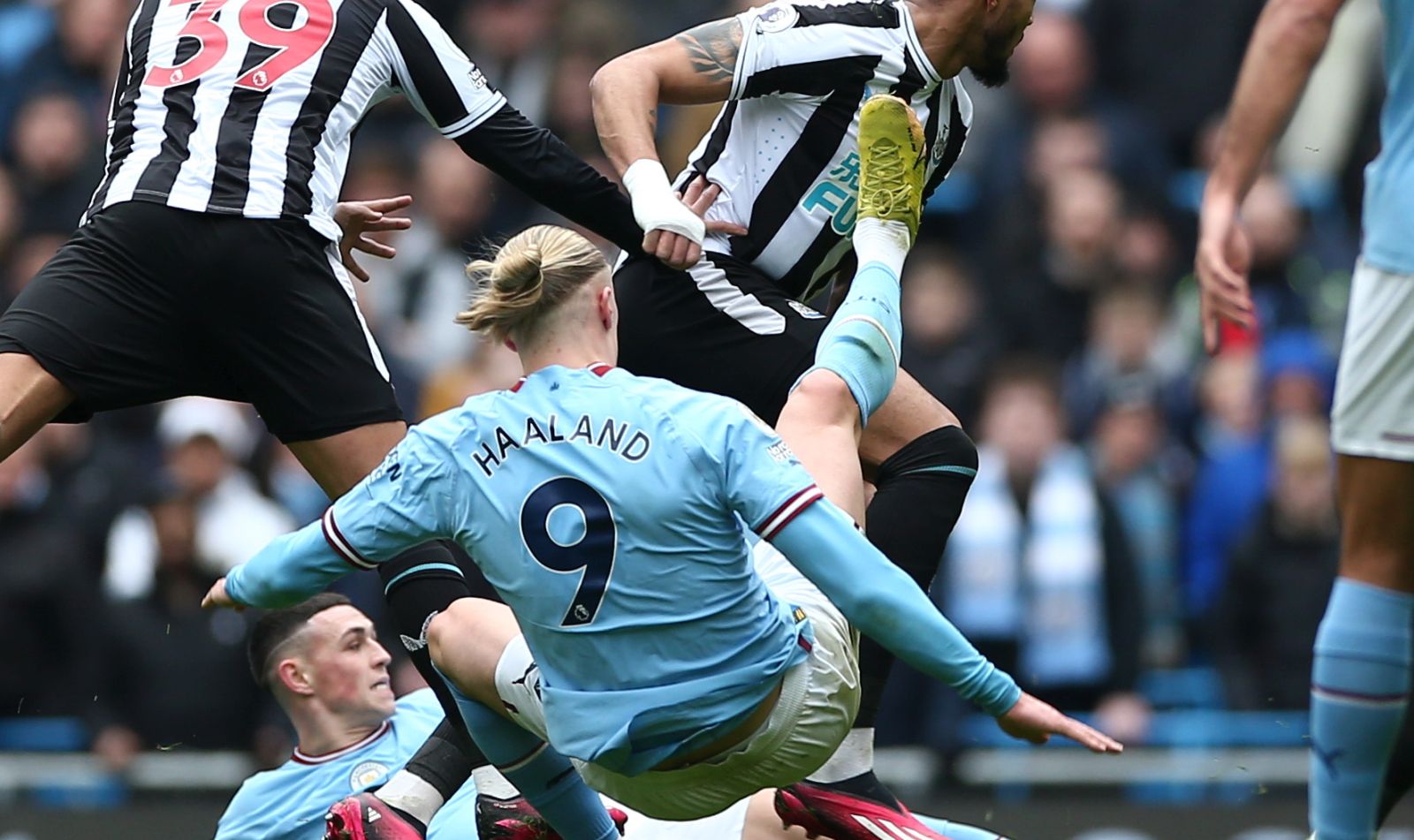 epa10502681 Erling Haaland (C) of Manchester City in action during the English Premier League soccer match between Manchester City and Newcastle United in Manchester, Britain, 04 March 2023.  EPA/ADAM VAUGHAN EDITORIAL USE ONLY. No use with unauthorized audio, video, data, fixture lists, club/league logos or 'live' services. Online in-match use limited to 120 images, no video emulation. No use in betting, games or single club/league/player publications