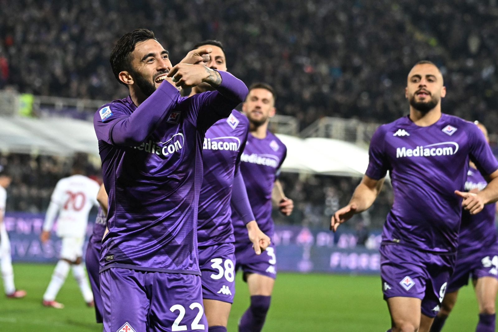 epa10503609 Fiorentina's Argentinian forward Nicolas Gonzalez (L) celebrates after scoring a goal during the Italian serie A soccer match ACF Fiorentina vs AC Milan at Artemio Franchi Stadium in Florence, Italy, 4 March 2023.  EPA/CLAUDIO GIOVANNINI