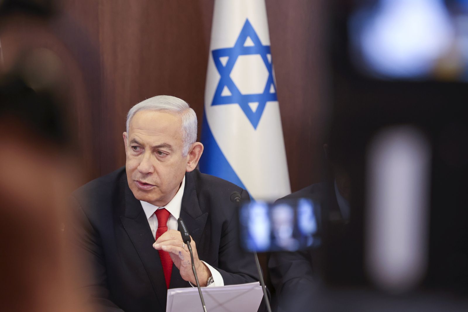epa10504352 Israeli Prime Minister Benjamin Netanyahu (C) chairs the weekly cabinet meeting at the prime minister's office in Jerusalem , 05 March 2023.  EPA/GIL COHEN-MAGEN / POOL