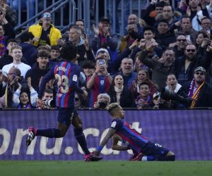 epa10504905 FC Barcelona's Raphinha (R) celebrates after scoring the 1-0 lead during the Spanish LaLiga soccer match between FC Barcelona and Valencia FC, in Barcelona, Spain, 05 March 2023.  EPA/Alejandro Garcia