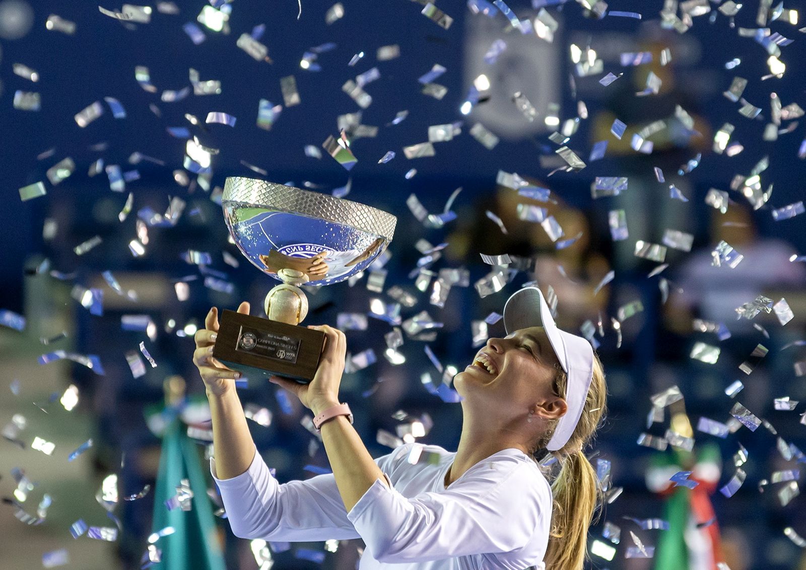 epaselect epa10505772 Donna Vekic of Croatia celebrates with the trophy after defeating Caroline Garcia of France in the final of the Monterrey Open tennis tournament, in Monterrey, Mexico, 05 March 2023.  EPA/MIGUEL SIERRA