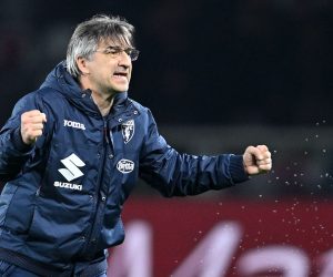epa10506807 Torino coach Ivan Juric gestures during the Italian Serie A soccer match Torino FC vs Bologna FC at the Olimpico Grande Torino Stadium in Turin, Italy, 06 March 2023.  EPA/ALESSANDRO DI MARCO