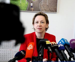 Zagreb, 07.03.2023. - Gradonaèelnik Zagreba Tomislav Tomaeviæ i njegovi zamjenici Danijela Dolenec (na fotografiji) i Luka Korlaet, u drutvu ravnateljice eljke Bariæ, obili su sjedite Doma za djecu i odrasle rtve obiteljskog nasilja "Duga  Zagreb". Nakon toga, na istoj lokaciji, gradonaèelnik i zamjenici odrali su redovnu konferenciju za medije. foto HINA /Zvonimir KUHTIÆ/ kuzo