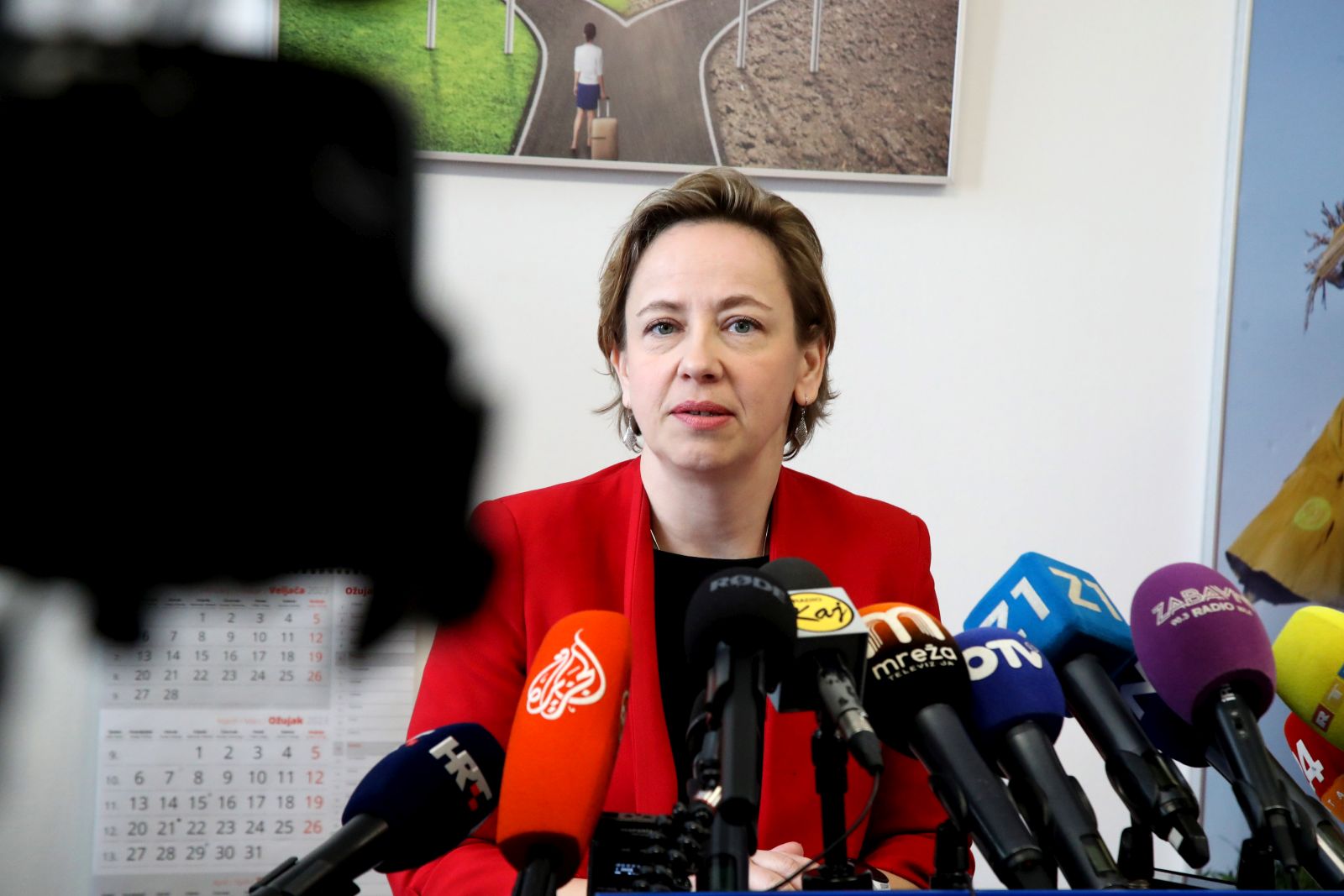 Zagreb, 07.03.2023. - Gradonaèelnik Zagreba Tomislav Tomaeviæ i njegovi zamjenici Danijela Dolenec (na fotografiji) i Luka Korlaet, u drutvu ravnateljice eljke Bariæ, obili su sjedite Doma za djecu i odrasle rtve obiteljskog nasilja "Duga  Zagreb". Nakon toga, na istoj lokaciji, gradonaèelnik i zamjenici odrali su redovnu konferenciju za medije. foto HINA /Zvonimir KUHTIÆ/ kuzo