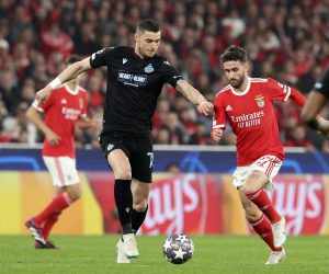 epa10508140 Benfica's Rafa Silva (R) fights for the ball with Club Brugge's Roman Yaremchuk during the UEFA Champions League second leg soccer match between Benfica and Club Brugge, in Lisbon, Portugal, 07 March 2023.  EPA/TIAGO PETINGA