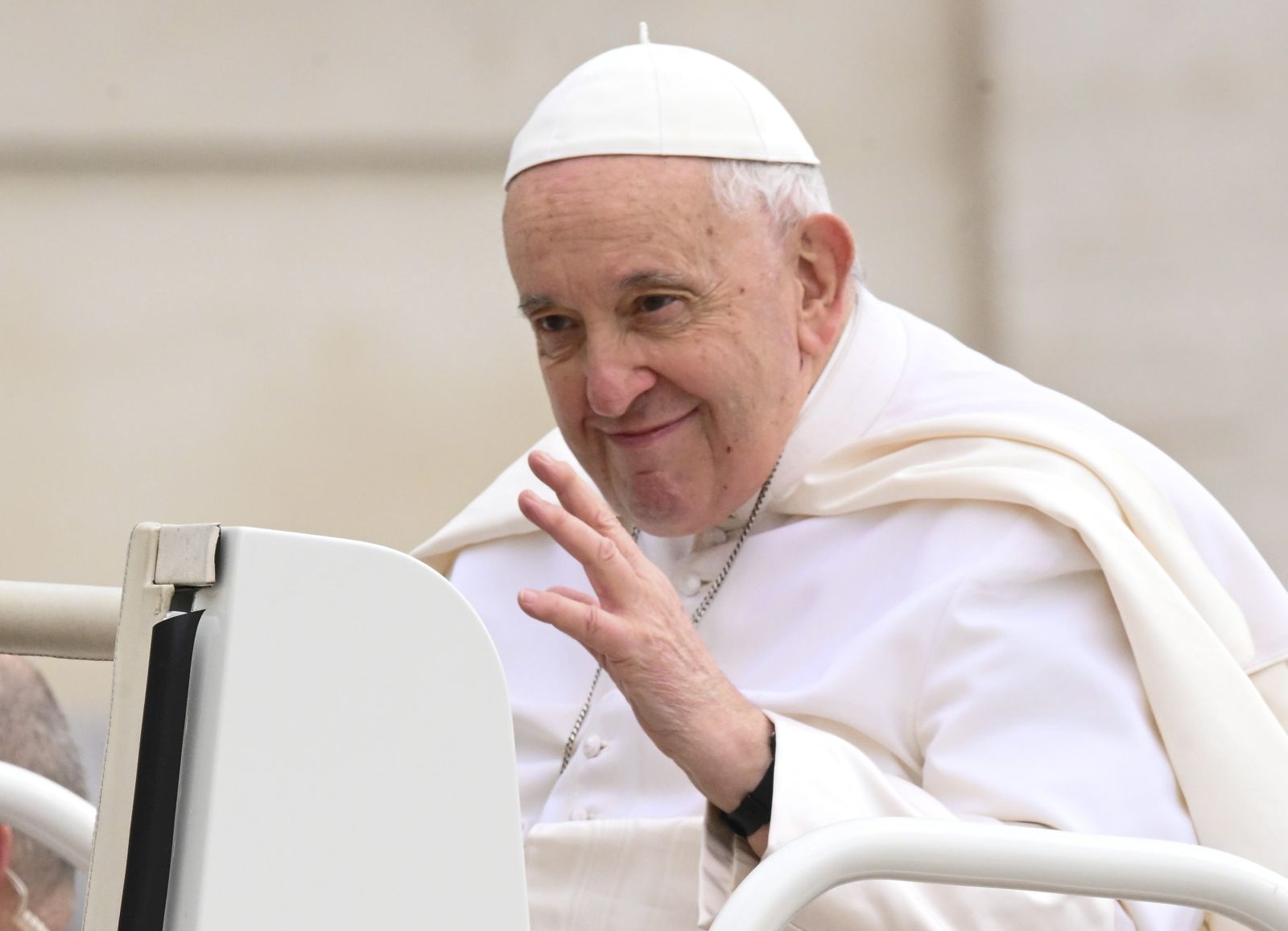 epa10508784 Pope Francis greets faithful during his weekly general audience in St. Peter Square, Vatican, 08 march 2023.  EPA/MAURIZIO BRAMBATTI BT