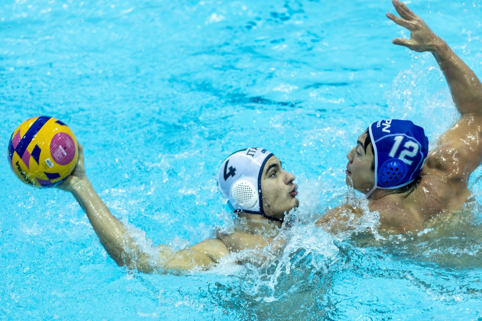 Zagreb, 8.3.2023 - Utakmica 1. kola Svjetskog kupa vaterpolista Italija - Japan. Na slici Matteo Iocchi Gratta i Kenta Araki.
Foto Hina/ Dario GRZELJ/ dag