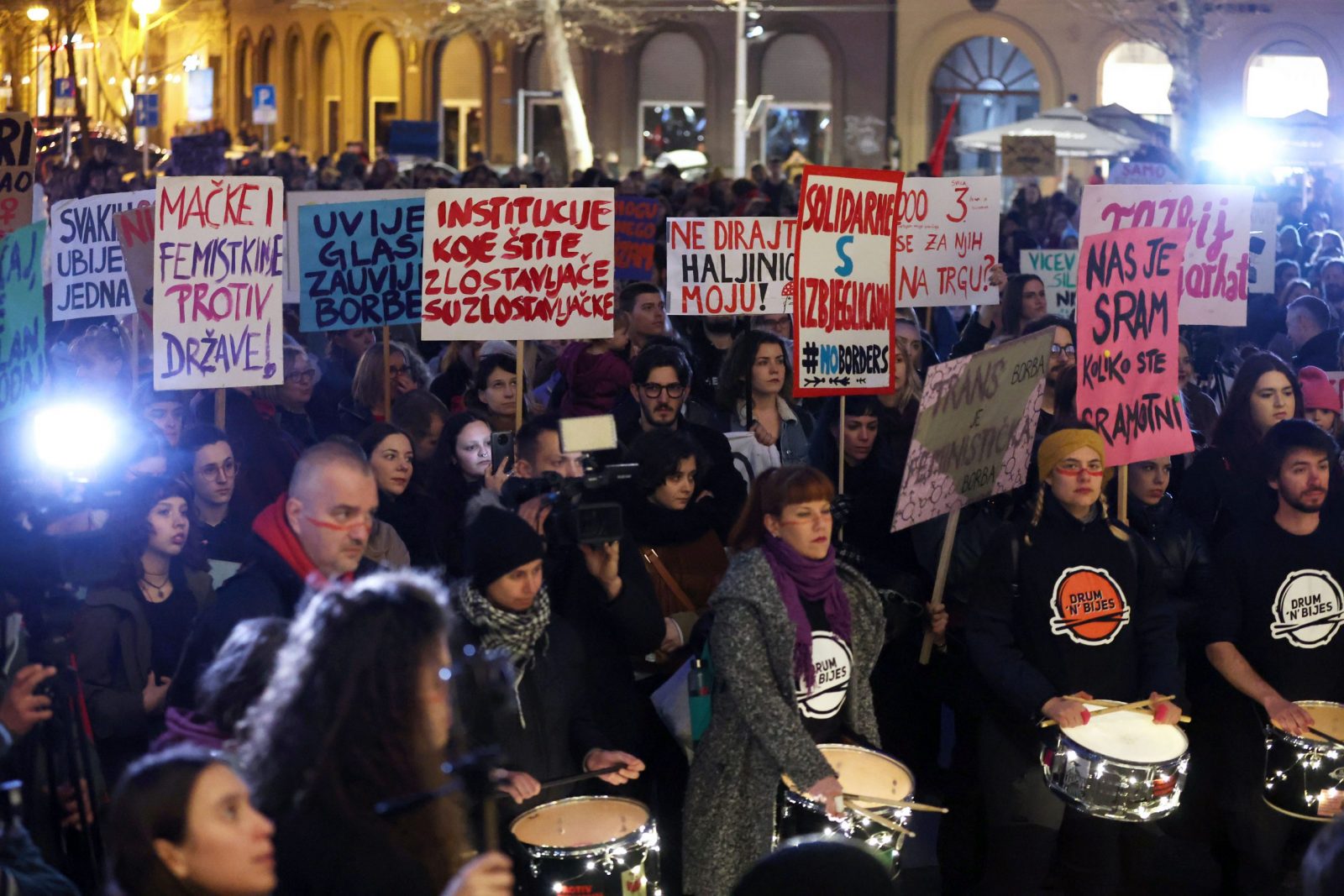 Zagreb, 8.3.2023.- Feministièki kolektiv fAKTIV organizirao je prosvjedni mar "Noæni mar - 8. mart", sedmu godinu zaredom, pod parolom "trajk u kuhinji, trajk na ulici". Prosvjedni mar krenuo je u 18 sati s Trga rtava faizma te æe se uputiti prema Zrinjevcu. 
foto HINA/ Damir SENÈAR/ ua