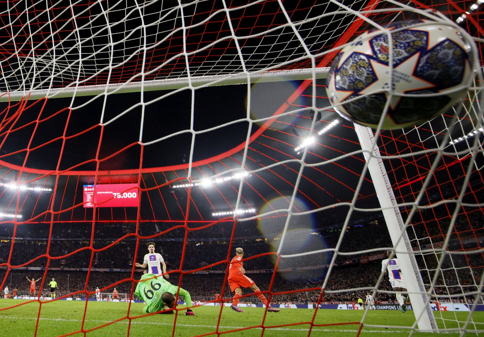epa10510507 Eric Maxim Choupo-Moting (R) of Bayern Munich scores the 1-0 goal during the UEFA Champions League Round of 16, 2nd leg match between Bayern Munich and Paris Saint-Germain in Munich, Germany, 08 March 2023.  EPA/RONALD WITTEK